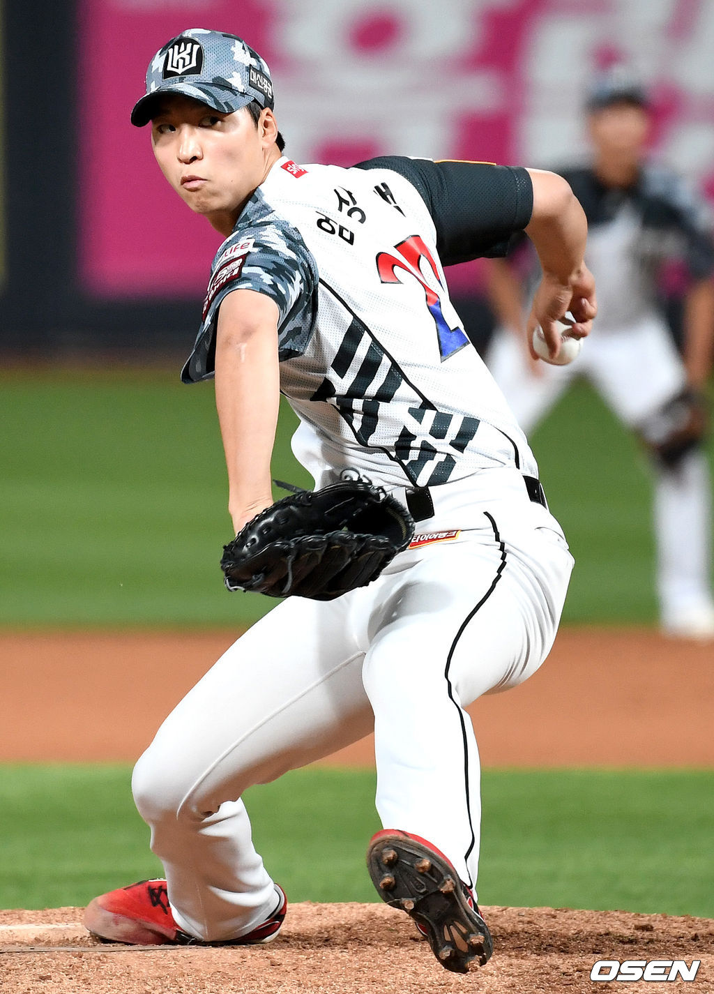 KT 투수 엄상백이 힘차게 공을 뿌리고 있다. /dreamer@osen.co.kr