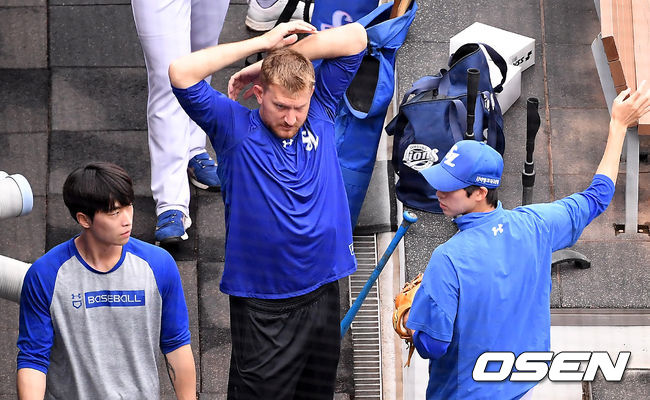 등판 예정인 삼성 몽고메리가 더그아웃에서 이야기를 나누고 있다. 2021.07.04 /youngrae@osen.co.kr 