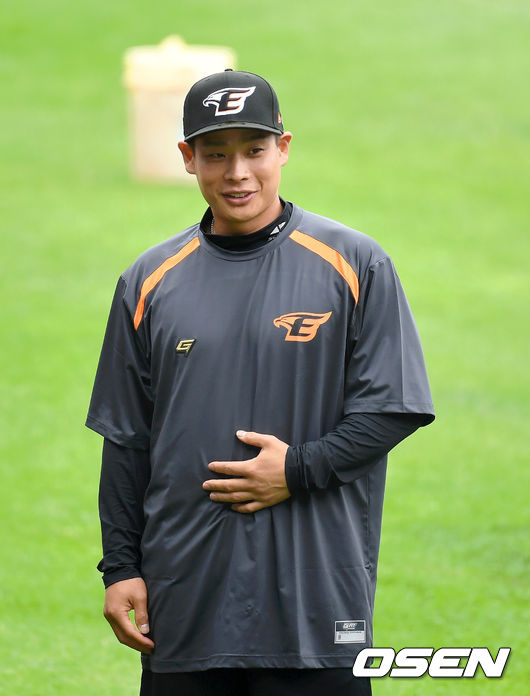 경기에 앞서 KIA에서 트레이드 된 한화 백용환이 상견례를 준비하고 있다. 2021.07.04 /sunday@osen.co.kr