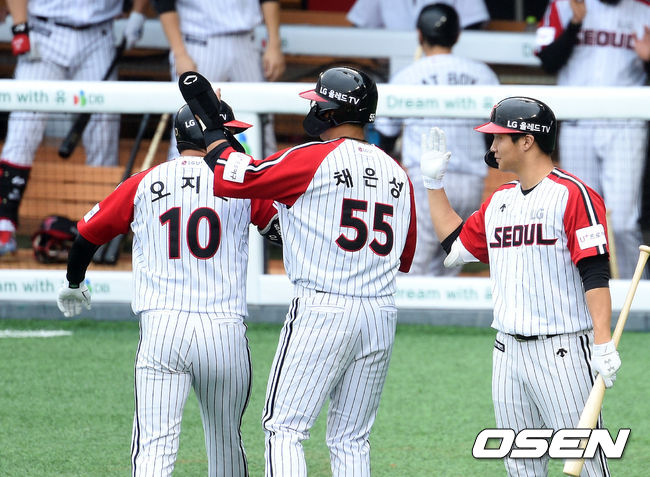 2회초 무사 1루에서 LG 오지환이 우월 투런 홈런을 치고 홈에서 채은성과 문보경의 축하를 받고 있다. 2021.07.04 /sunday@osen.co.kr