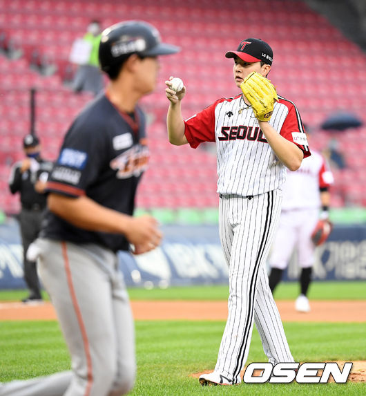 6회초 무사에서 LG 이민호가 한화 조한민에게 몸에 맞는 볼을 허용하고 있다. 2021.07.04 /sunday@osen.co.kr