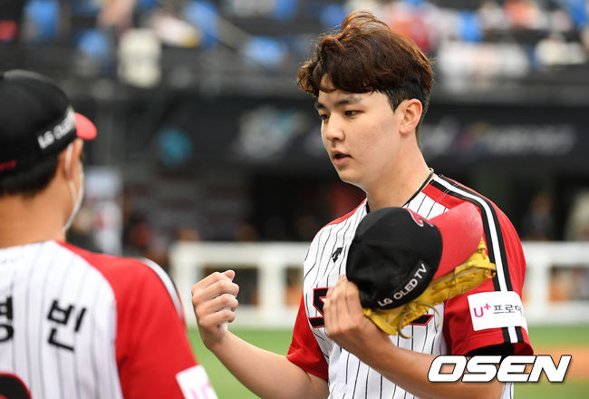 6회초 1사 1루에서 LG 이민호가 한화 이동훈을 병살타로 처리하고 더그아웃으로 가며 동료들의 축하를 받고 있다. 2021.07.04 /sunday@osen.co.kr