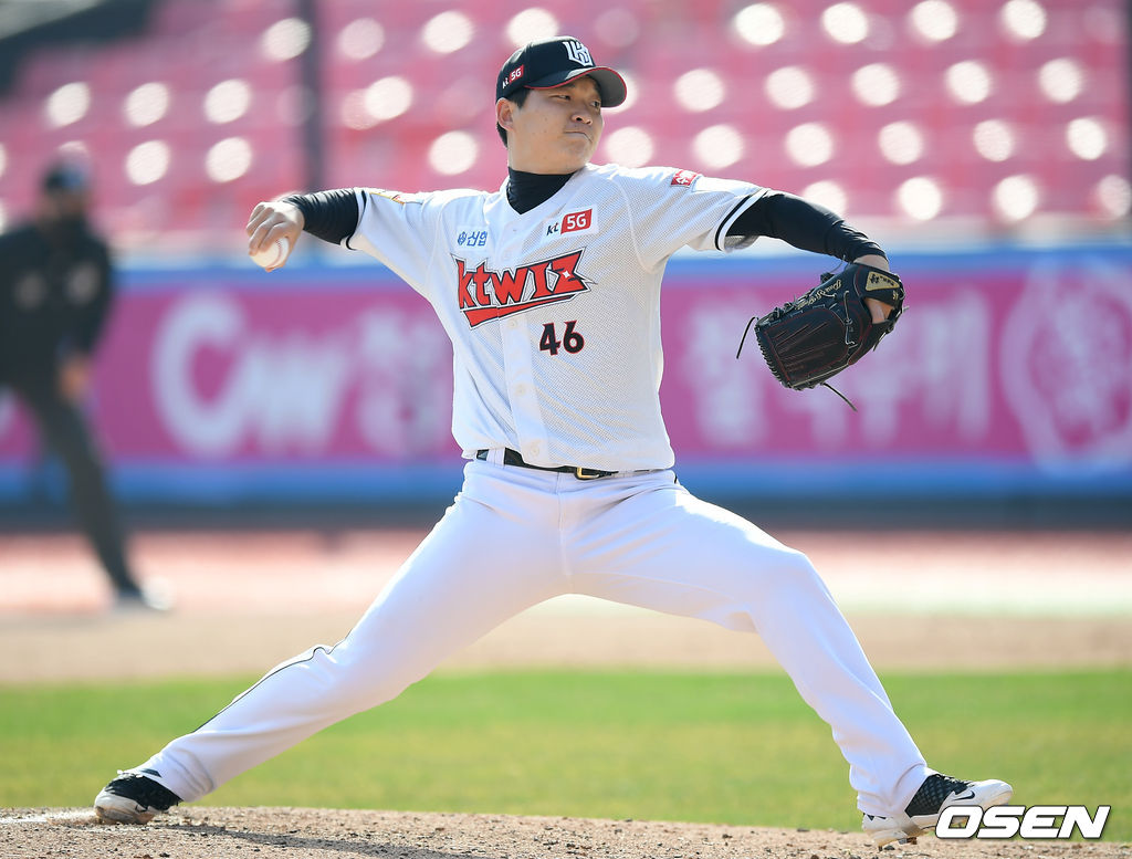 KT 박시영이 마운드에 올라 힘차게 공을 뿌리고 있다./ksl0919@osne.co.kr
