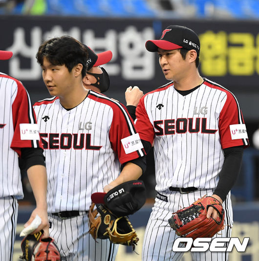 LG 4일 서울 잠실구장에서 열린 2021시즌 KBO리그 한화와의 경기에서 5-0으로 승리했다. LG 선발 이민호는 7이닝 동안 2피안 1사구 3탈삼진 무실점으로 시즌 4승을 거뒀다.경기 종료 후 LG 오지환이 류지현 감독과 승리의 기쁨을 나누고 있다. 2021.07.04 /sunday@osen.co.kr