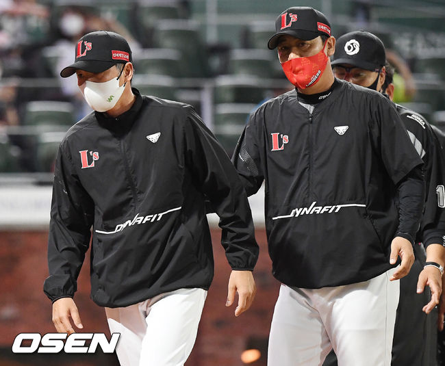 9회초 1사 주자 1,3루 롯데 정훈이 타석에서 볼넷을 얻어내며 출루할때 SSG 김원형 감독이 볼판정에 김성철 구심에게 항의해 퇴장 조치를 당하고 있다. 21.07.04 /rumi@osen.co.kr