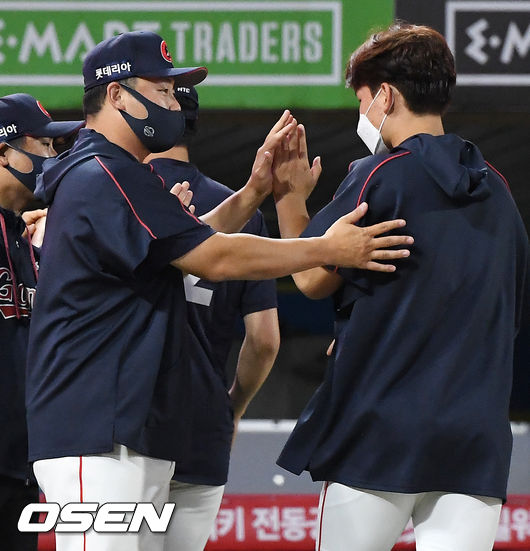 경기를 마치고 롯데 승리투수 김진욱이 최현 감독대행의 축하를 받고 있다. 21.07.04 /rumi@osen.co.kr