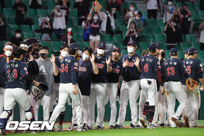 경기를 마치고 롯데 선수들이 하이파이브를 하고 있다. 21.07.04 /rumi@osen.co.kr