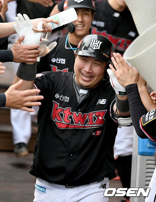 27일 오후 대전 한화이글스파크에서 ‘2021 신한은행 SOL KBO리그’ 한화 이글스와 kt 위즈의 경기가 열렸다.6회초 1사 만루 kt 허도환이 만루홈런을 날린 뒤 더그아웃에서 동료 선수들과 기쁨을 나누고 있다. 2021.06.27 /ksl0919@osen.co.kr