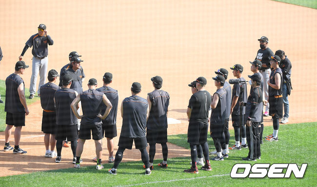 경기전 공식훈련에 앞서 한화 수베로 감독이 야수들을 모아놓고 미팅을 갖고 있다. 21.07.02 / soul1014@osen.co.kr