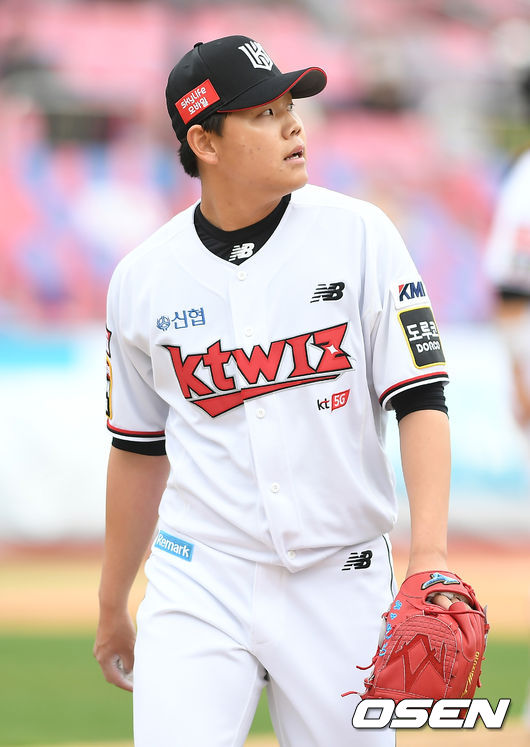 4일 오후 경기도 수원시 수원kt위즈파크에서 ‘2021 신한은행 SOL KBO 리그’ KT 위즈와 한화 이글스의 경기가 열렸다.6회초 2사 1루 KT 선발 소형준이 마운드를 내려가며 전광판을 바라보고 있다./ksl0919@osen.co.kr