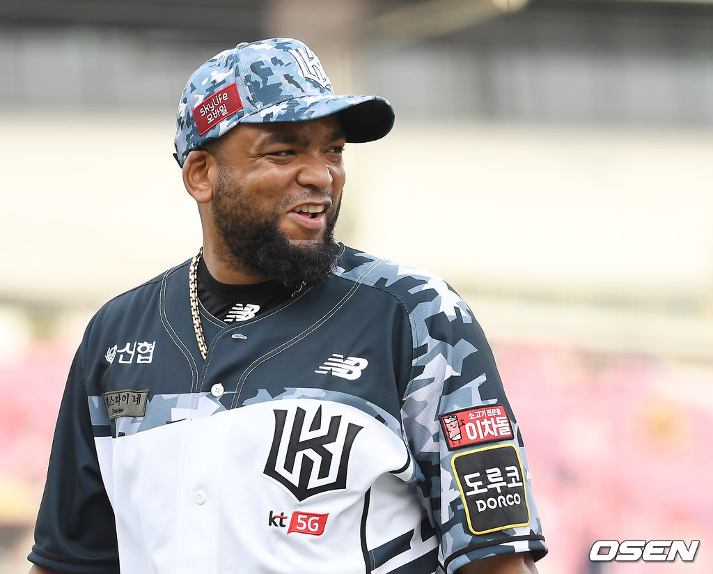 KT 데스파이네 미소를 짓고 있다. 2021.06.12 /youngrae@osen.co.kr