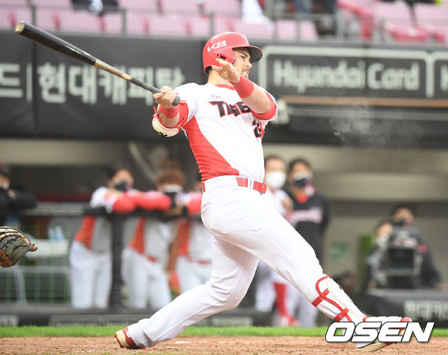 KIA 터커가 솔로 홈런을 때려내고 있다.20210508. /youngrae@osen.co.kr