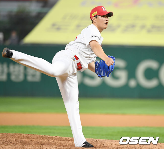 1일 오후 인천SSG 랜더스필드에서 ‘2021 신한은행 SOL KBO리그’ SSG 랜더스와 삼성 라이온즈의 경기가 열렸다.6회초 무사 SSG 최민준이 역투하고 있다. 2021.07.01/youngrae@osen.co.kr