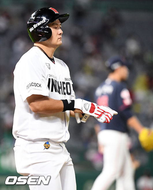 4일 오후 인천SSG랜더스필드에서 ‘2021 신한은행 SOL KBO 리그’ SSG 랜더스와 롯데 자이언츠의 경기가 열렸다.8회말 1사 주자 1,2루 SSG 최주환이 타석에서 볼넷을 골라내며 주자 만루가 되고 있다. 21.07.04 /rumi@osen.co.kr