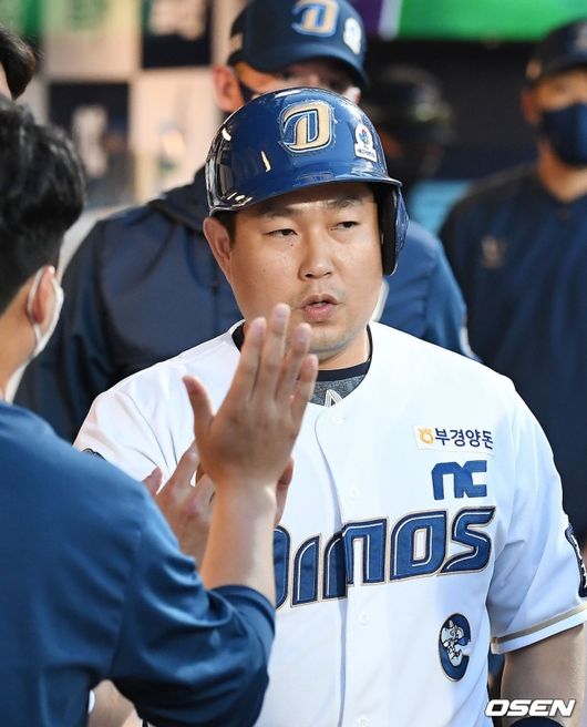 4일 오후 창원 NC파크에서 ‘2021 신한은행 SOL KBO 리그’ NC 다이노스와 한화 이글스의 경기가 열렸다.2회말 무사 주자 1,2루 NC 박석민의 투수 앞 희생번트때 한화 선발 카펜터가 1루 송구 실책을 범하며 홈을 밟은 양의지가 덕아웃에서 동료들과 하이파이브를 하고 있다. 2021.06.04 /rumi@osen.co.kr