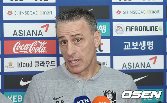 파울루 벤투 감독이 이끄는 한국 축구 대표팀이 9월 A매치 2연전을 위해 2일 오후 인천국제공항을 통해 터키 이스탄불로 출국했다. <br /><br />벤투 감독이 인터뷰를 하고 있다. /youngrae@osen.co.kr 