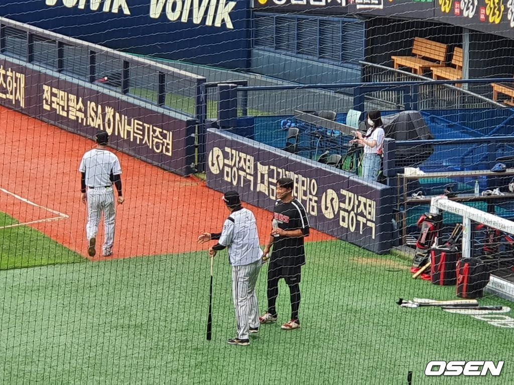 [사진=잠실, 한용섭 기자] 이재원이 5일 한화전에 앞서 1군 선수단에 합류했다. 훈련에 앞서 이병규 타격코치와 인사하고 있다. orange@osen.co.kr
