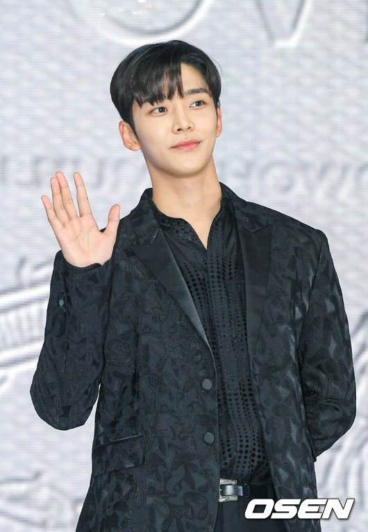 5일 오후 서울 광진구 광장동 예스24라이브홀에서 그룹 SF9의 미니 9집 '턴 오버' 쇼케이스가 진행됐다.SF9의 미니 9집 '턴 오버'는 2020년부터 전개하고 있는 SF9 세계관 시리즈 '글로리'의 마지막 앨범이다. SF9 로운이 포즈를 취하고 있다. 21.07.05 / soul1014@osen.co.kr