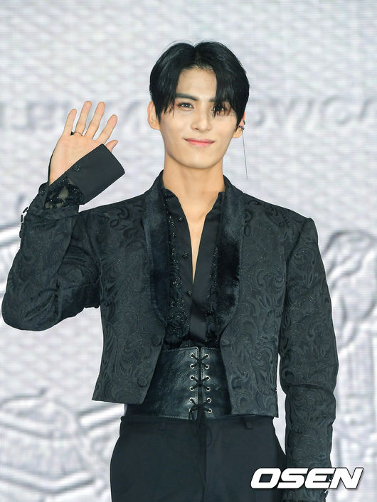 5일 오후 서울 광진구 광장동 예스24라이브홀에서 그룹 SF9의 미니 9집 '턴 오버' 쇼케이스가 진행됐다.SF9의 미니 9집 '턴 오버'는 2020년부터 전개하고 있는 SF9 세계관 시리즈 '글로리'의 마지막 앨범이다. SF9 태양이 포즈를 취하고 있다. 21.07.05 / soul1014@osen.co.kr