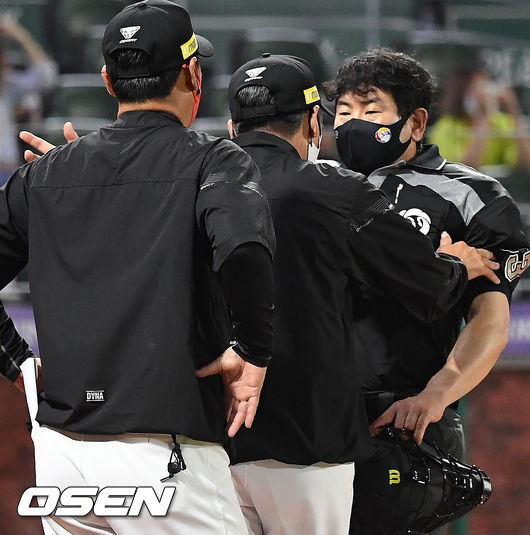 9회초 1사 주자 1,3루 롯데 정훈이 타석에서 볼넷을 얻어내며 출루할때 SSG 김원형 감독이 볼판정에 김성철 구심에게 항의했다 이에 퇴장 조치를 당하자 김원형 감독이 김성철 구심을 밀치며 강하게 항의하고 있다. 21.07.04 /rumi@osen.co.kr