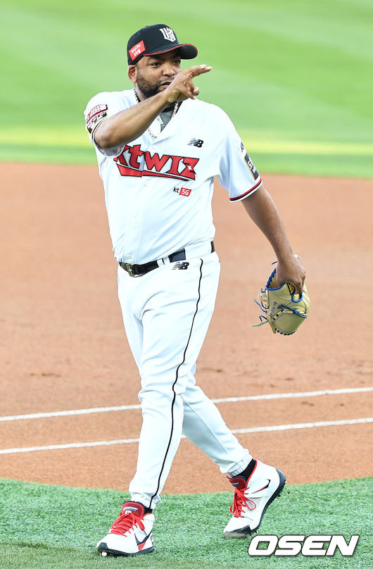 1회초 마운드에 오르는 KT 선발 데스파이네가 더그아웃 동료들을 향해 제스처를 보내고 있다. / dreamer@osen.co.kr