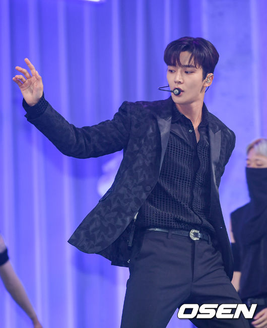 5일 오후 서울 광진구 광장동 예스24라이브홀에서 그룹 SF9의 미니 9집 '턴 오버' 쇼케이스가 진행됐다.SF9의 미니 9집 '턴 오버'는 2020년부터 전개하고 있는 SF9 세계관 시리즈 '글로리'의 마지막 앨범이다. SF9 로운이 멋진 무대를 펼치고 있다.  21.07.05 / soul1014@osen.co.kr
