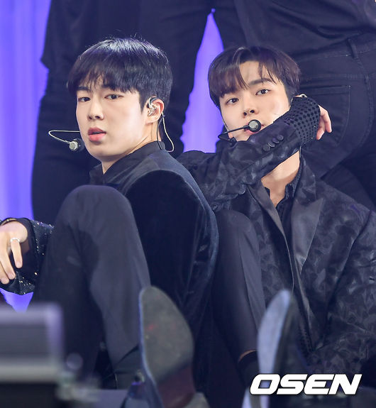 5일 오후 서울 광진구 광장동 예스24라이브홀에서 그룹 SF9의 미니 9집 '턴 오버' 쇼케이스가 진행됐다.SF9의 미니 9집 '턴 오버'는 2020년부터 전개하고 있는 SF9 세계관 시리즈 '글로리'의 마지막 앨범이다. SF9 다원과 로운이 멋진 무대를 펼치고 있다.  21.07.05 / soul1014@osen.co.kr