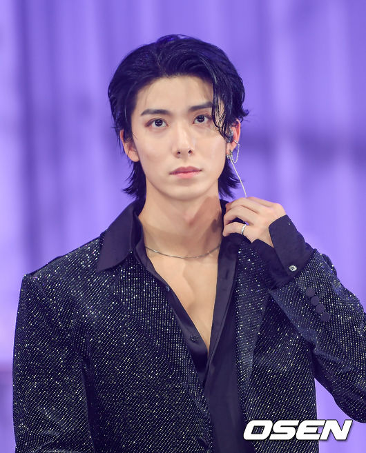 5일 오후 서울 광진구 광장동 예스24라이브홀에서 그룹 SF9의 미니 9집 '턴 오버' 쇼케이스가 진행됐다.SF9의 미니 9집 '턴 오버'는 2020년부터 전개하고 있는 SF9 세계관 시리즈 '글로리'의 마지막 앨범이다. SF9 휘영이 질문을 듣고 있다.  21.07.05 / soul1014@osen.co.kr