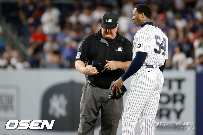 [사진] 채프먼(오른쪽)이 심판에게 이물질 사용 검사를 받고 있다. 2021.06.24 ⓒGettyimages(무단전재 및 재배포 금지)