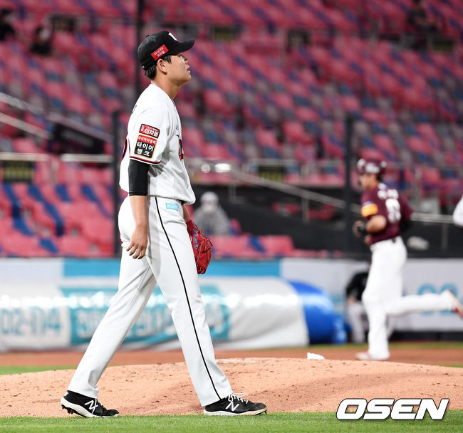 4일 오후 수원 KT위즈파크에서 ’2021 신한은행 SOL KBO 리그' KT 위즈와 키움 히어로즈의 경기가 열렸다.3회초 1사 1,2루에서 키움 박동원에게 좌월 스리런 홈런을 허용한 KT 소형준이 아쉬워하고 있다. 2021.07.05 /sunday@osen.co.kr