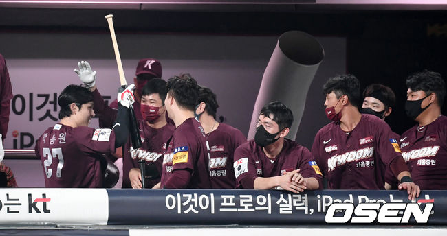 4일 오후 수원 KT위즈파크에서 ’2021 신한은행 SOL KBO 리그' KT 위즈와 키움 히어로즈의 경기가 열렸다.6회초 1사 1루에서 키움 박동원이 좌월 투런 홈런을 치고 더그아웃에서 동료들의 축하를 받고 있다. 2021.07.05 /sunday@osen.co.kr