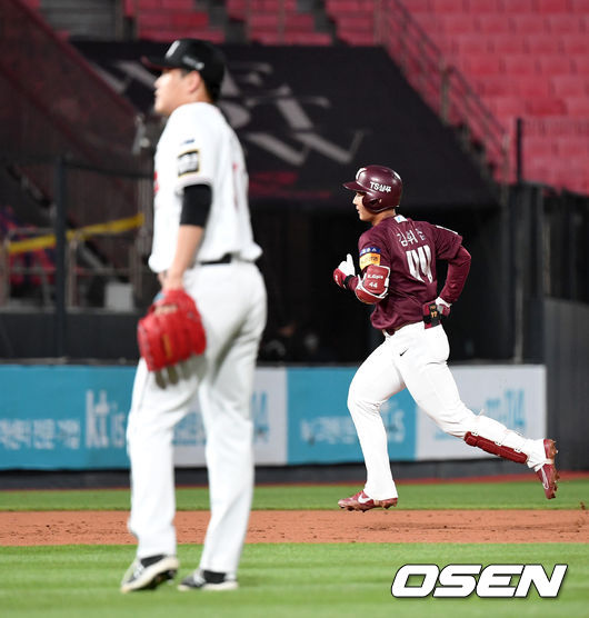 4일 오후 수원 KT위즈파크에서 ’2021 신한은행 SOL KBO 리그' KT 위즈와 키움 히어로즈의 경기가 열렸다.3회초 1사 만루에서 키움 김휘집이 좌월 만루 홈런을 치고 그라운드를 돌고 있다. 2021.07.05 /sunday@osen.co.kr