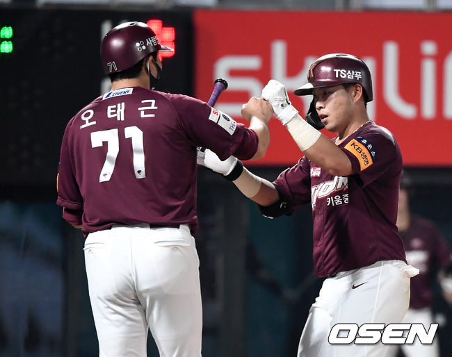 4일 오후 수원 KT위즈파크에서 ’2021 신한은행 SOL KBO 리그' KT 위즈와 키움 히어로즈의 경기가 열렸다.6회초 1사에서 키움 송우현이 좌월 솔로 홈런을 치고 홈에서 오태근 코치와 하이파이브를 하고 있다. 2021.07.05 /sunday@osen.co.kr