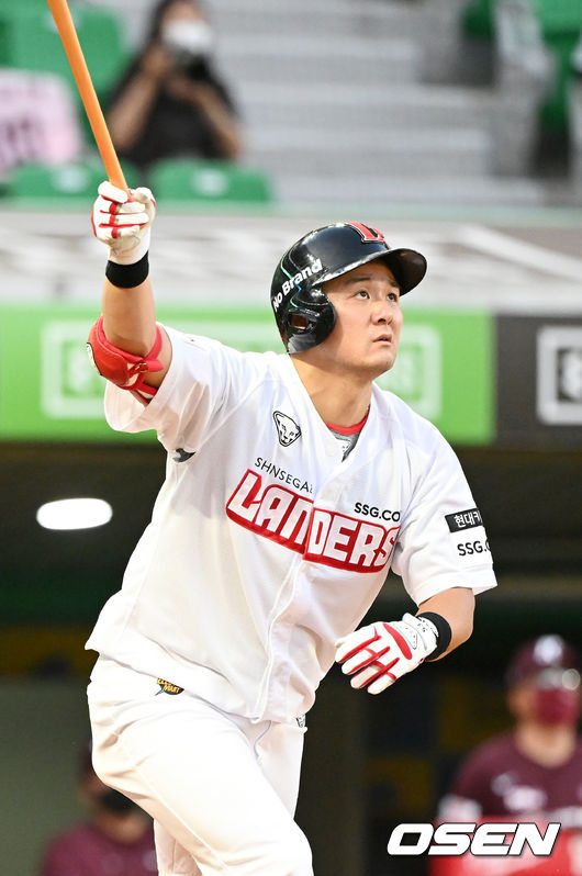 11일 오후 서울 인천SSG랜더스필드에서 ‘2021 신한은행 SOL KBO 리그’ SSG 랜더스와 키움 히어로즈의 경기가 열렸다.3회말 2사 SSG 최주환이 우월 솔로 홈런을 날리고 있다. 21.06.11/rumi@osen.co.kr