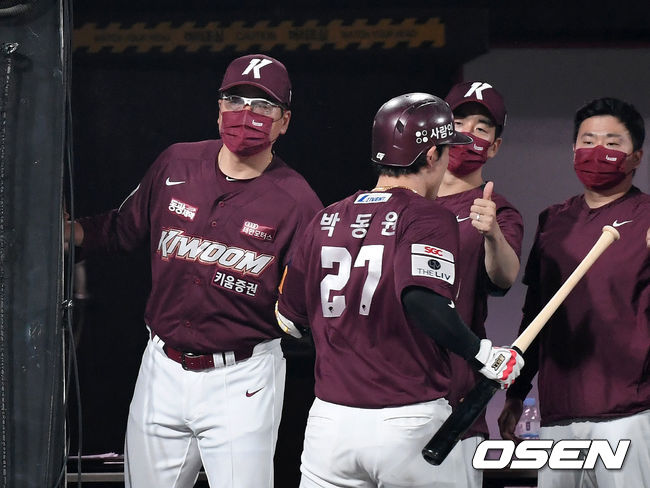 4일 오후 수원 KT위즈파크에서 ’2021 신한은행 SOL KBO 리그' KT 위즈와 키움 히어로즈의 경기가 열렸다.6회초 1사 1루에서 키움 박동원이 좌월 투런 홈런을 치고 더그아웃에서 홍원기 감독의 축하를 받고 있다. 2021.07.05 /sunday@osen.co.kr