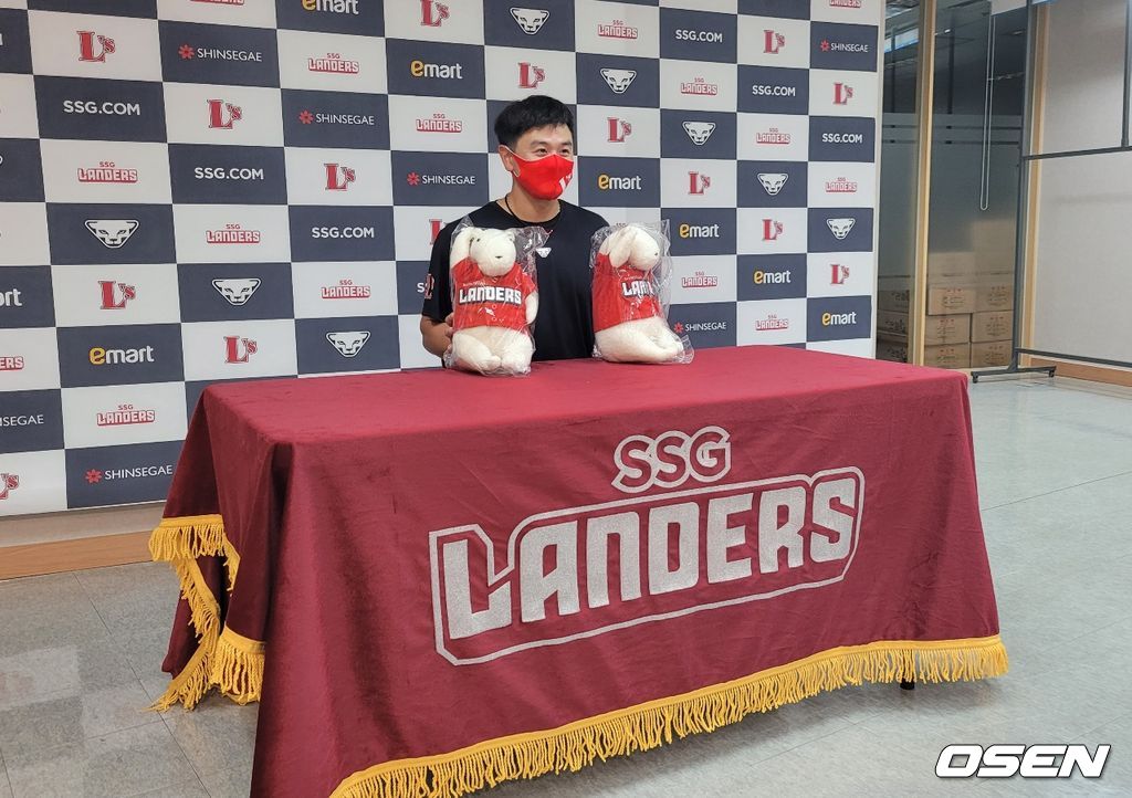 SSG 랜더스 내야수 최주환(33)이 모처럼 뜨거운 타격을 했다. 그간 마음 고생도 내려놓을 수 있을 활약이었다. /knightjisu@osen.co.kr