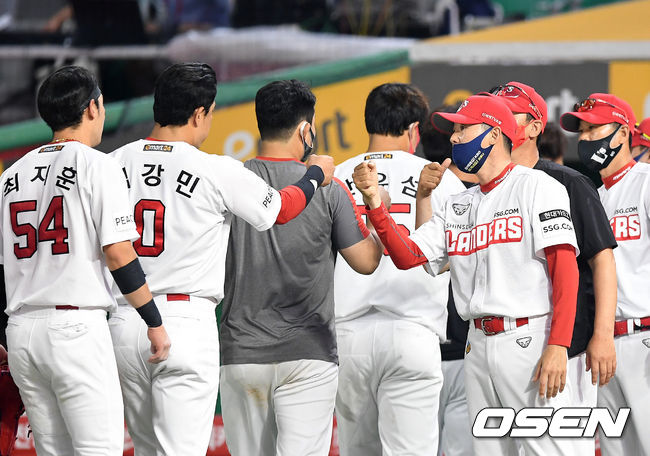 SSG가 5일 롯데를 10-4로 제압했다. 이날 생일이었던 김원형 감독은 생일 선물로 '3연패 탈출'을 받았다. /sunday@osen.co.kr