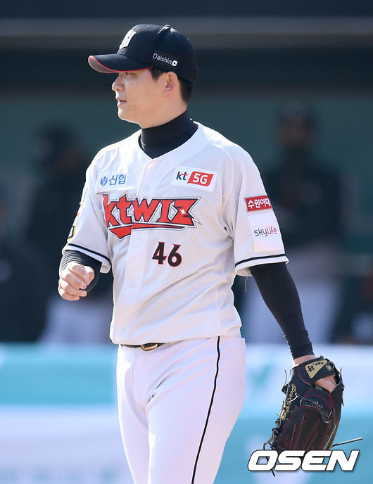 25일 오후 경기도 수원시 수원kt위즈파크에서 2021시즌 프로야구 kt 위즈와 한화 이글스의 시범경기가 진행됐다.9회초 KT 박시영이 폭투로 실점을 허용한 뒤 아쉬워하고 있다./ksl0919@osne.co.kr