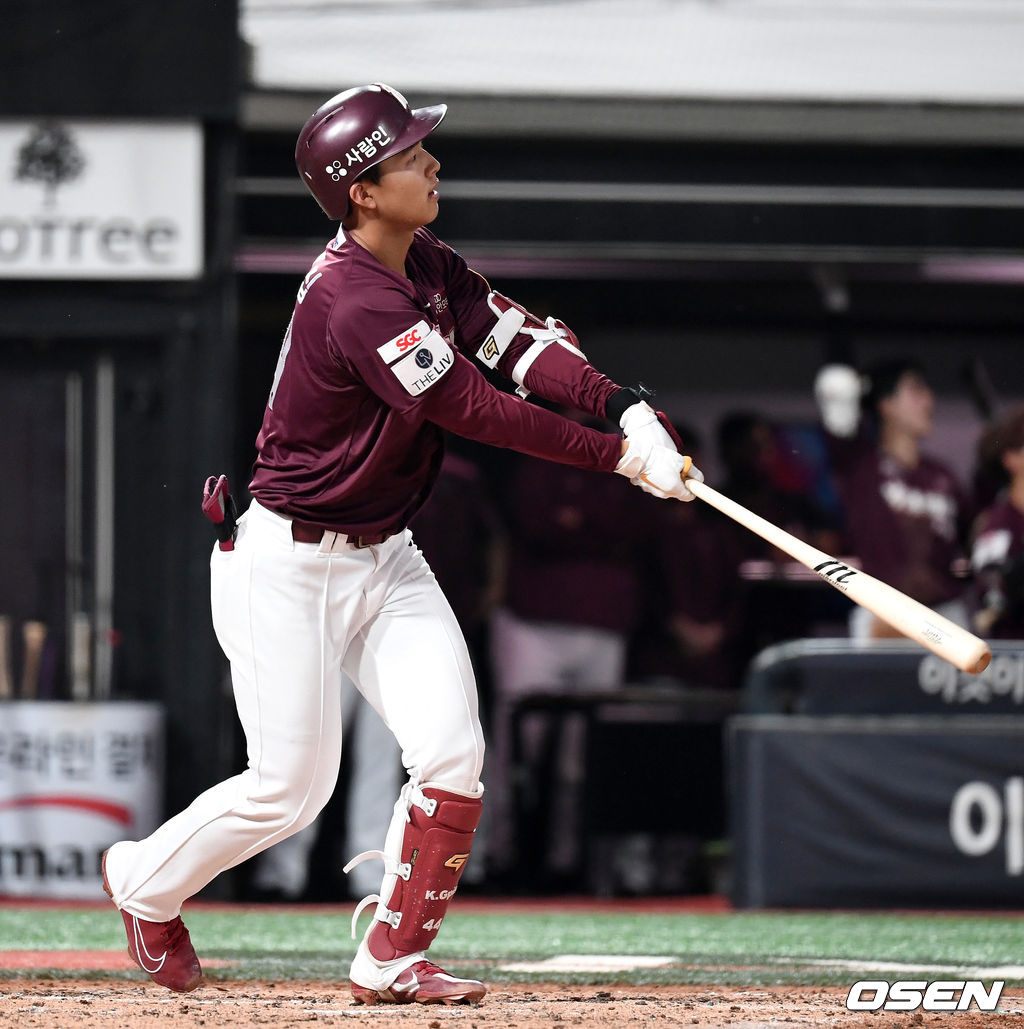 5일 수원 KT위즈파크에서 열린 ’2021 신한은행 SOL KBO 리그' KT 위즈와 키움 히어로즈의 경기, 3회초 1사 만루에서 키움 김휘집이 만루 홈런을 치고 있다. 2021.07.05 /sunday@osen.co.kr