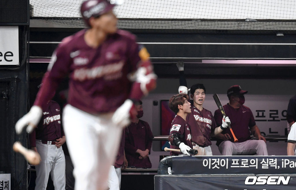 5일 수원 KT위즈파크에서 열린 ’2021 신한은행 SOL KBO 리그' KT 위즈와 키움 히어로즈의 경기, 3회초 1사 만루에서 키움 김휘집의 만루 홈런 때 더그아웃에서 이정후와 김혜성이 환호하고 있다. 2021.07.05 /sunday@osen.co.kr