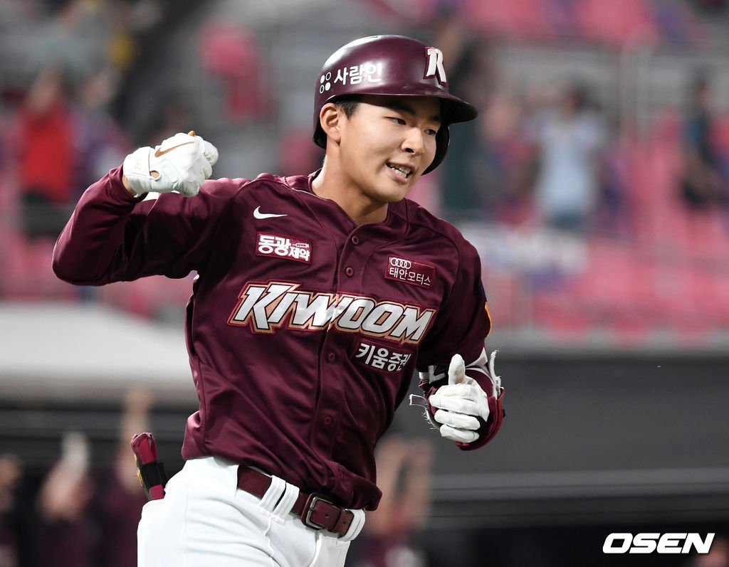 5일 수원 KT위즈파크에서 열린 ’2021 신한은행 SOL KBO 리그' KT 위즈와 키움 히어로즈의 경기, 3회초 1사 만루에서 키움 김휘집이 만루 홈런을 치고 환호하고 있다. 2021.07.05 /sunday@osen.co.kr