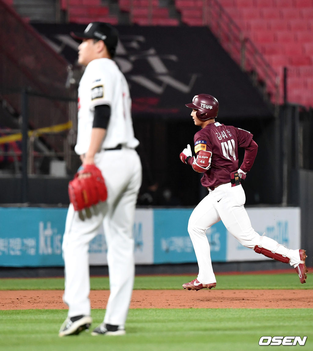 5일 수원 KT위즈파크에서 열린 ’2021 신한은행 SOL KBO 리그' KT 위즈와 키움 히어로즈의 경기, 3회초 1사 만루에서 키움 김휘집이 만루 홈런을 치고 그라운드를 돌고 있다. 2021.07.05 /sunday@osen.co.kr