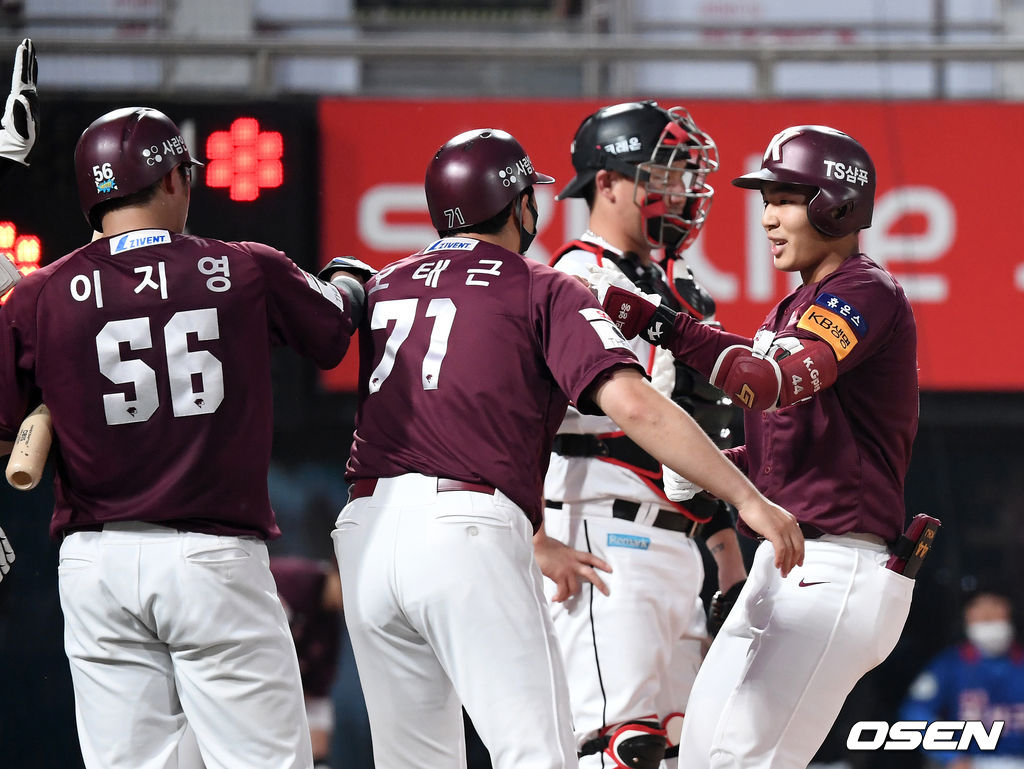 5일 수원 KT위즈파크에서 열린 ’2021 신한은행 SOL KBO 리그' KT 위즈와 키움 히어로즈의 경기, 3회초 1사 만루에서 키움 김휘집이 만루 홈런을 치고 홈에서 동료들의 축하를 받고 있다. 2021.07.05 /sunday@osen.co.kr