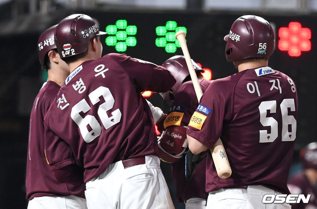 5일 수원 KT위즈파크에서 열린 ’2021 신한은행 SOL KBO 리그' KT 위즈와 키움 히어로즈의 경기, 3회초 1사 만루에서 키움 김휘집이 만루 홈런을 치고 홈에서 동료들의 축하를 받고 있다. 2021.07.05 /sunday@osen.co.kr