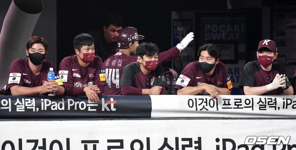 5일 수원 KT위즈파크에서 열린 ’2021 신한은행 SOL KBO 리그' KT 위즈와 키움 히어로즈의 경기, 3회초 1사 만루에서 키움 김휘집이 만루 홈런을 치고 더그아웃에서 동료들의 무관심 세리머니를 즐기고 있다. 2021.07.05 /sunday@osen.co.kr