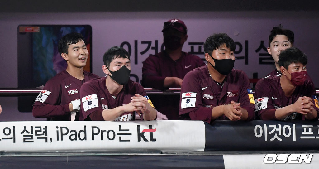 5일 수원 KT위즈파크에서 열린 ’2021 신한은행 SOL KBO 리그' KT 위즈와 키움 히어로즈의 경기, 3회초 1사 만루에서 키움 김휘집이 만루 홈런을 치고 더그아웃에서 동료들의 무관심 세리머니를 즐기고 있다. 2021.07.05 /sunday@osen.co.kr