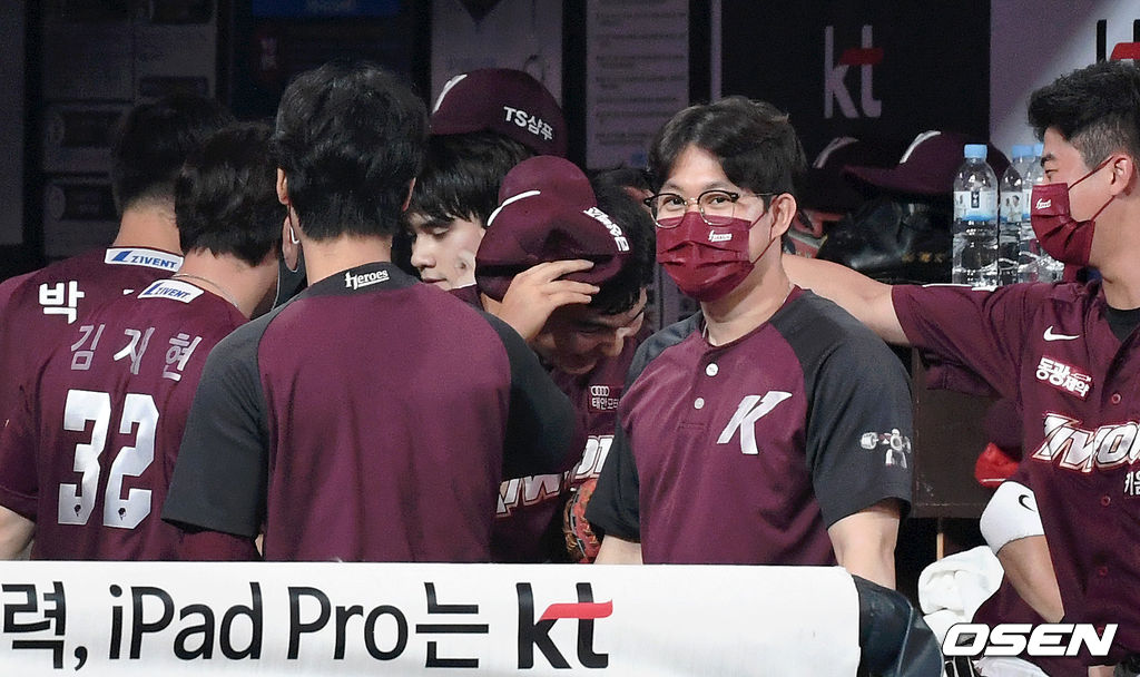 5일 수원 KT위즈파크에서 열린 ’2021 신한은행 SOL KBO 리그' KT 위즈와 키움 히어로즈의 경기, 3회초 1사 만루에서 키움 김휘집이 만루 홈런을 치고 더그아웃에서 동료들의 축하를 받고 있다. 2021.07.05 /sunday@osen.co.kr