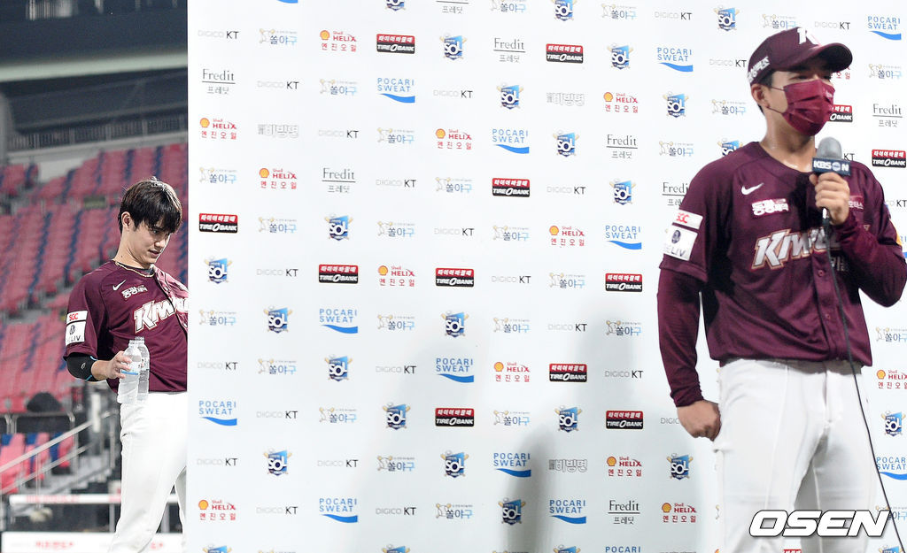 5일 수원 KT위즈파크에서 열린 ’2021 신한은행 SOL KBO 리그' KT 위즈와 키움 히어로즈의 경기, 종료 후 키움 김병휘가 방송 인터뷰를 하는 김휘집에 물세례 세리머니를 하기 위해 대기하고 있다. 2021.07.05 /sunday@osen.co.kr