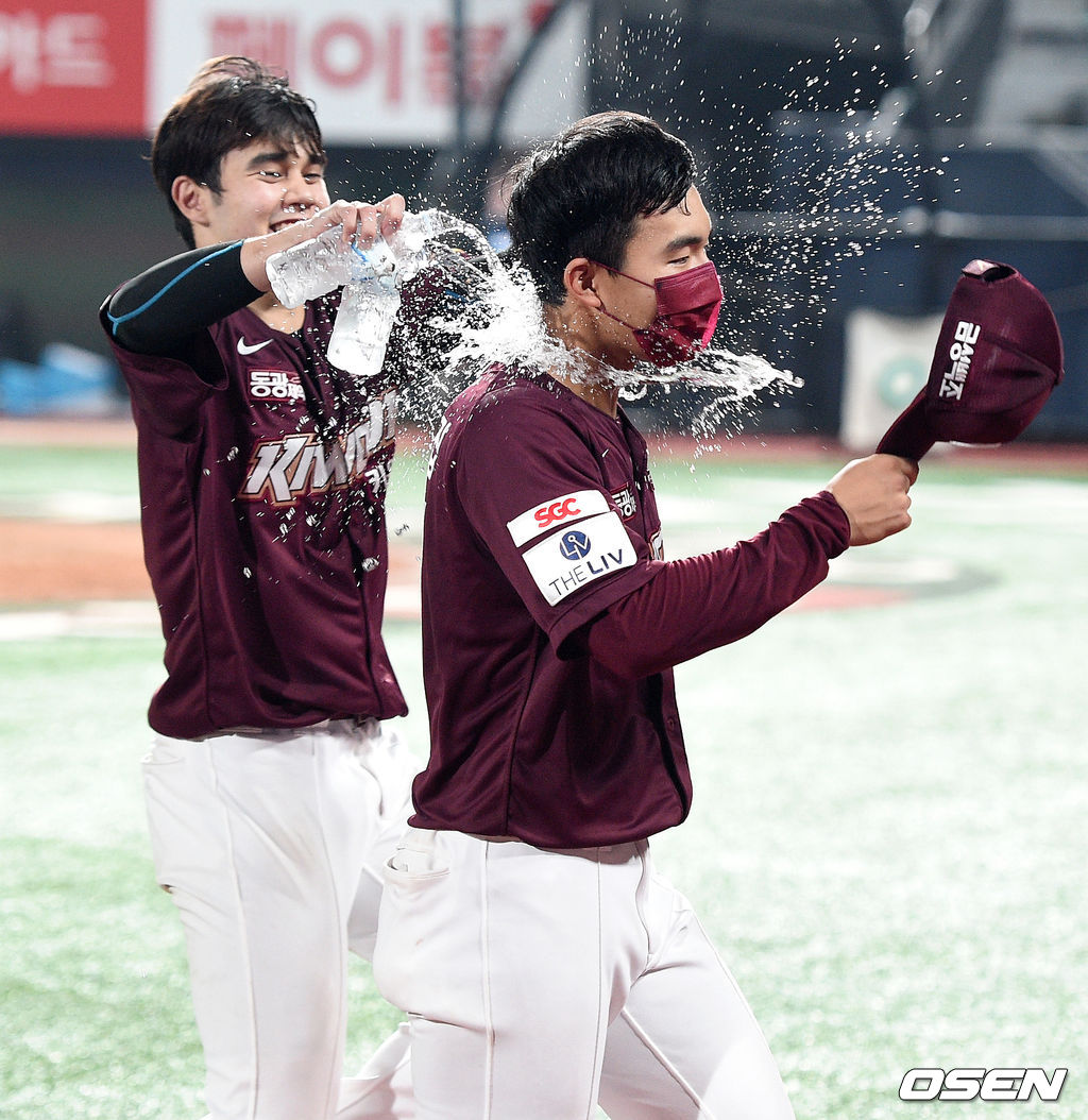 5일 수원 KT위즈파크에서 열린 ’2021 신한은행 SOL KBO 리그' KT 위즈와 키움 히어로즈의 경기, 종료 후 키움 김휘집이 방송 인터뷰를 마치고 김병휘 이명기에게 축하 물세례를 받고 있다. 2021.07.05 /sunday@osen.co.kr