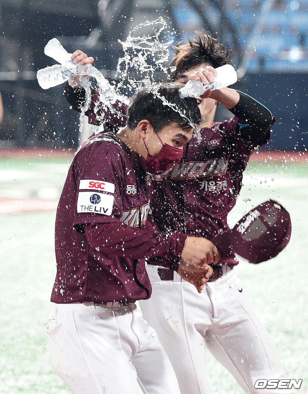 5일 수원 KT위즈파크에서 열린 ’2021 신한은행 SOL KBO 리그' KT 위즈와 키움 히어로즈의 경기, 종료 후 키움 김휘집이 방송 인터뷰를 마치고 김병휘 이명기에게 축하 물세례를 받고 있다. 2021.07.05 /sunday@osen.co.kr